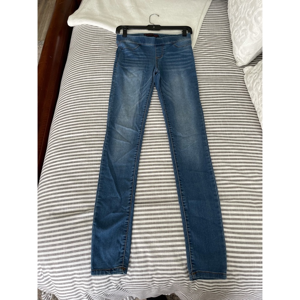 Cute stretchy light wash jeans.